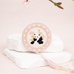 Зеркало в традиционном китайском стиле с изображением панды Хуа Хуа